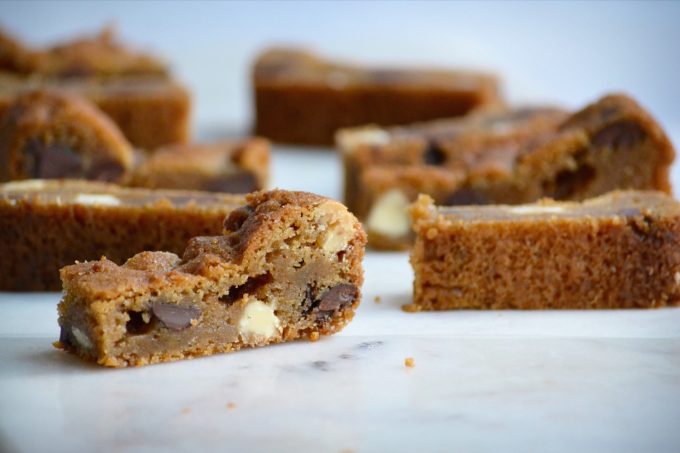 Lun-cookiekage-med-to-slags-chokolade