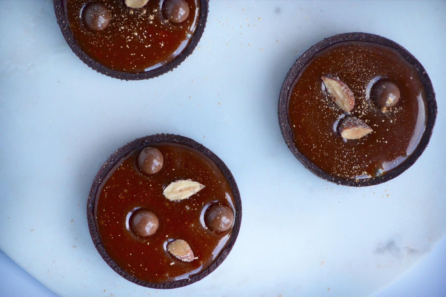 chokoladetærter med saltkaramel og nødder