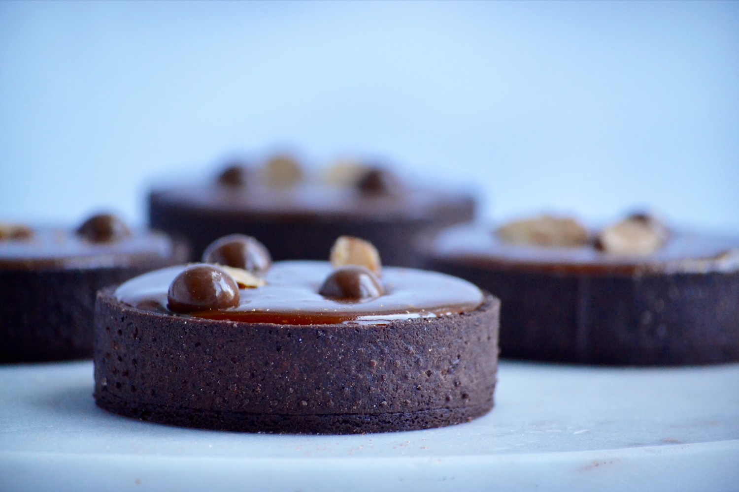 chokoladetærter med saltkaramel og nødder 
