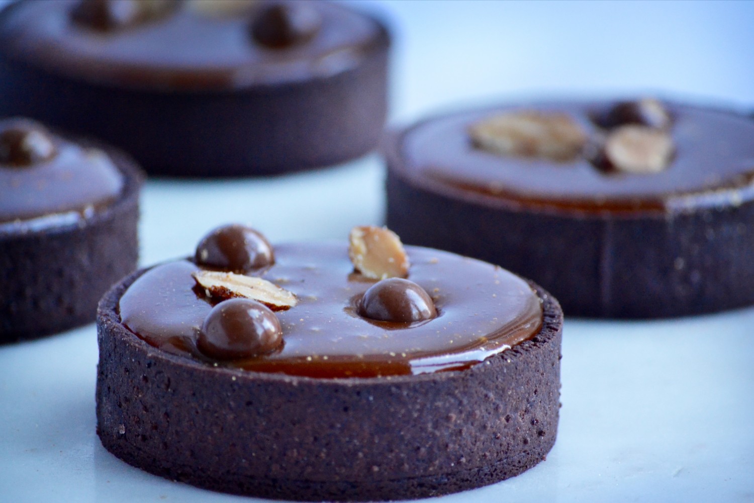 chokoladetærter med saltkaramel og nødder