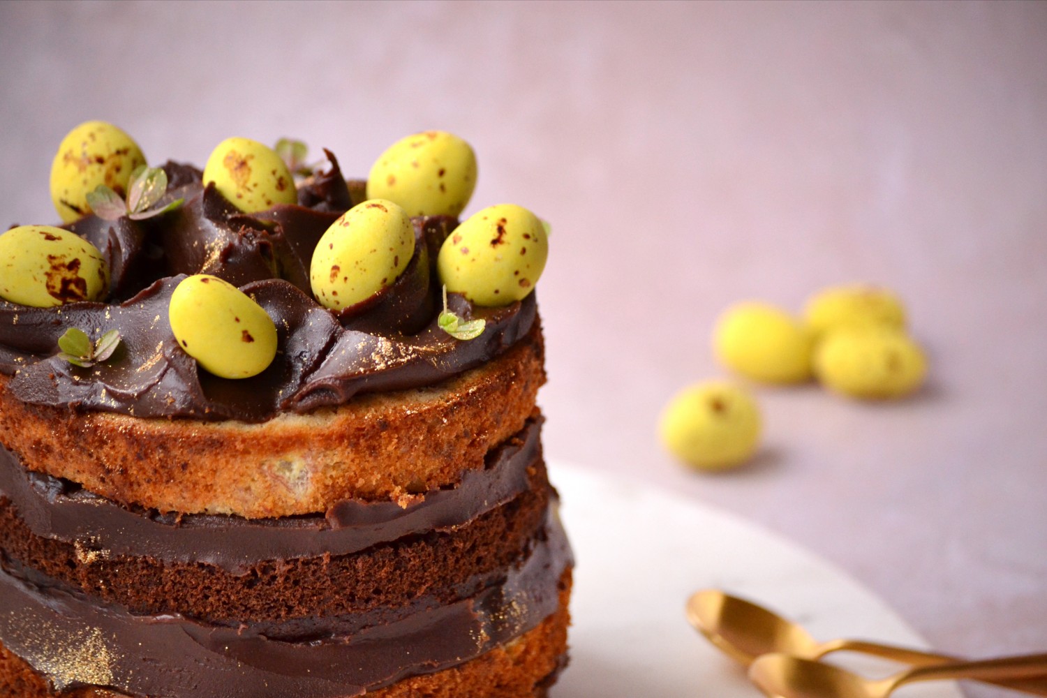 Banankage med karamelchokolade