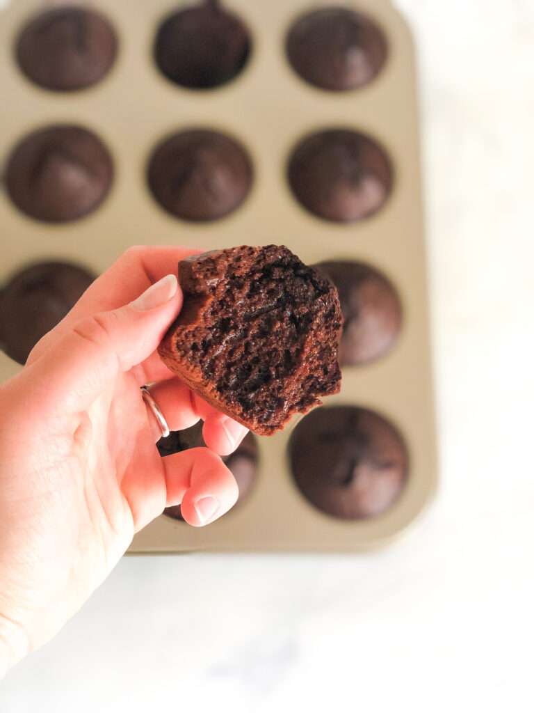chokolade muffins med flødebolleskum